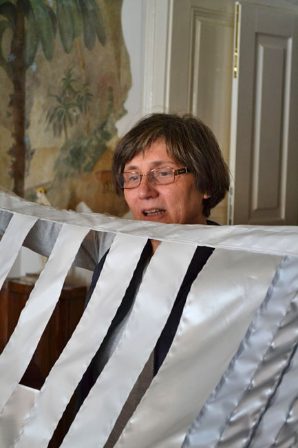 Az idei művész-zászlót Doromby Mária textilművész készíti
